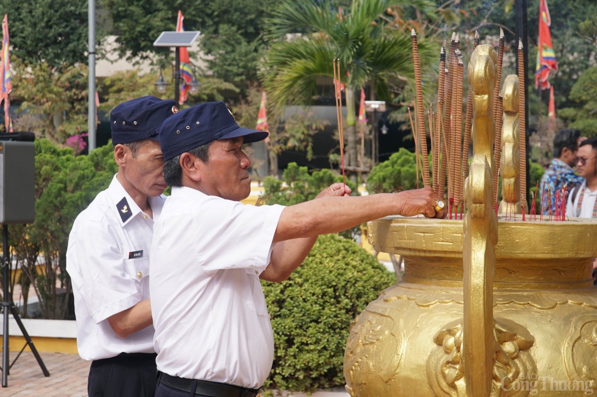 Dâng hương tri ân 64 liệt sỹ trong trận chiến Gạc Ma