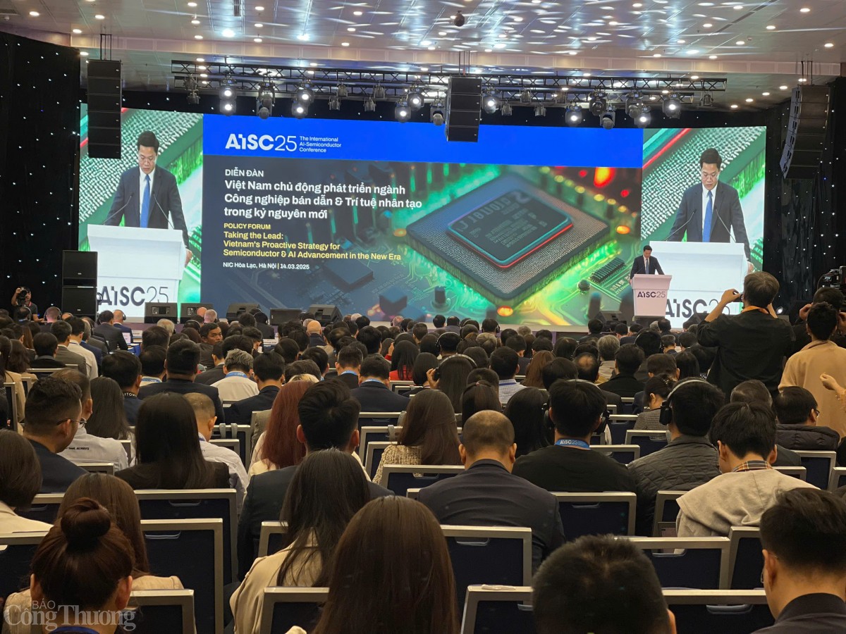 Thủ tướng tham dự Diễn đàn phát triển ngành bán dẫn Thủ tướng tham dự Diễn đàn phát triển ngành bán dẫn