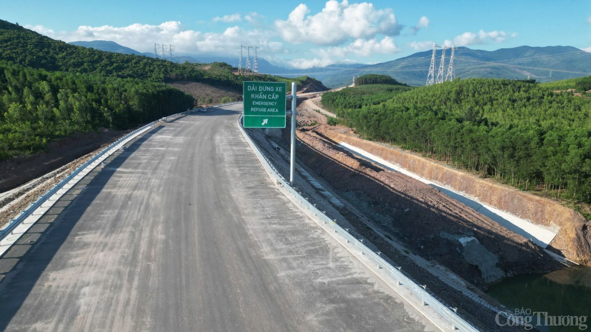 Hệ thống cổng rào, bảng hiệu được gắn tại đoạn tuyến đi qua tỉnh Quảng Bình 