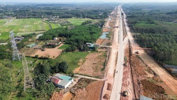 Cận cảnh dự án cao tốc đoạn qua Quảng Bình - Quảng Trị trước ngày thông xe