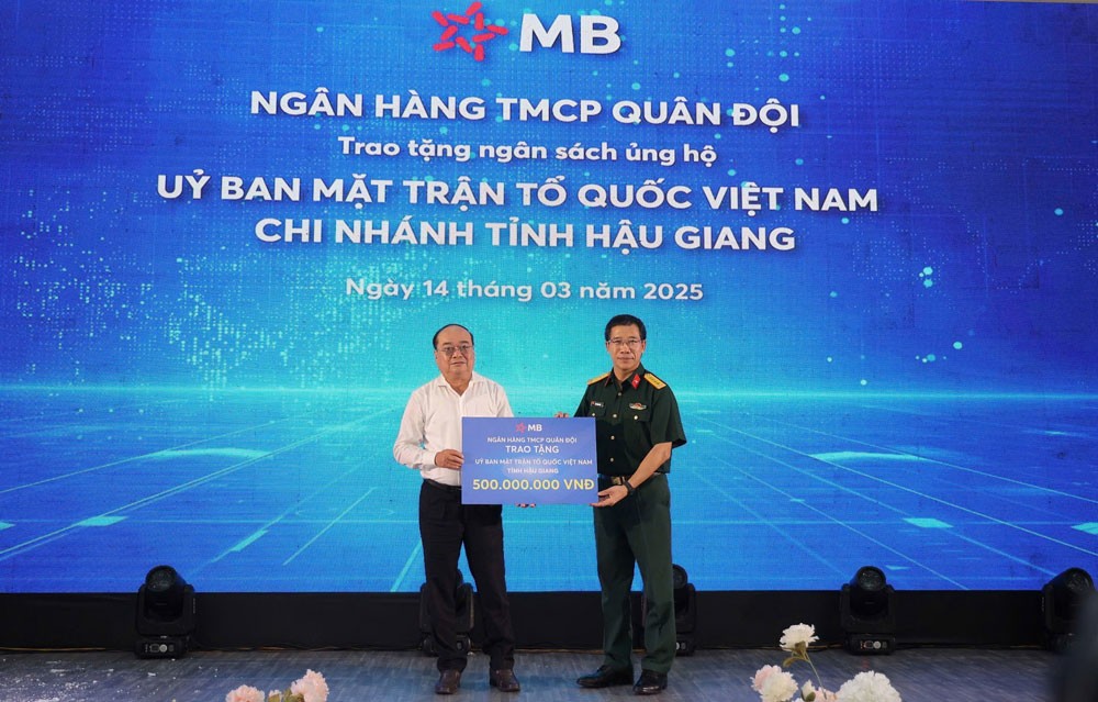 MB trao 500 triệu đồng tặng Ủy ban Mặt trận Tổ quốc Việt Nam tỉnh Hậu Giang.  MB trao 500 triệu đồng tặng Ủy ban Mặt trận Tổ quốc Việt Nam tỉnh Hậu Giang.