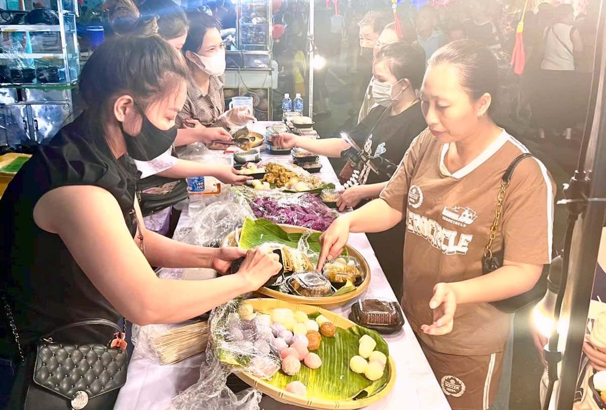 Du khách thưởng thức các món ăn tại Phố ẩm thực Phan Thiết. Ảnh: Duy Tuấn Du khách thưởng thức các món ăn tại Phố ẩm thực Phan Thiết. Ảnh: Duy Tuấn