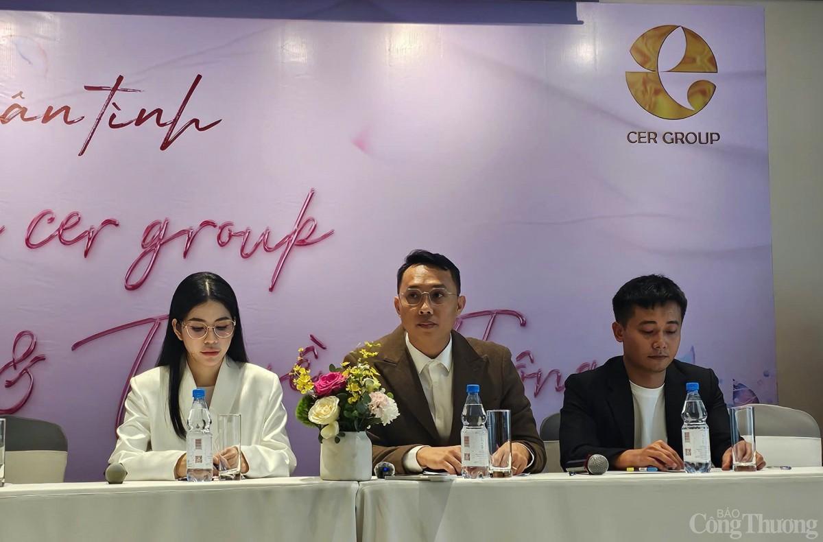 Hằng Du Mục (trái), đại diện công ty Chị Em Rọt (giữa) và Quang Linh Vlogs (phải) trong buổi họp báo chiều 14.3 về sai sót quảng cáo lố kẹo rau củ. Ảnh: Đình Trường