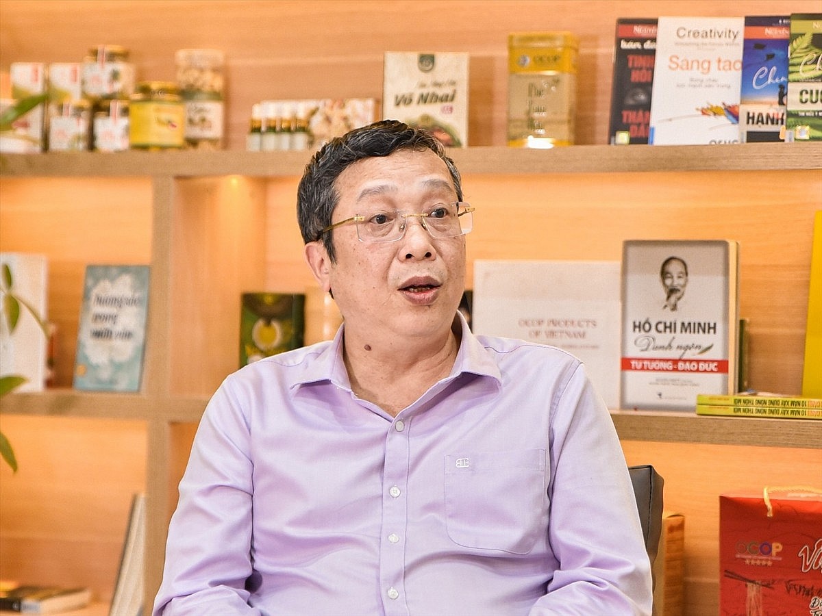 Thứ trưởng Hoàng Trung Thứ trưởng Hoàng Trung