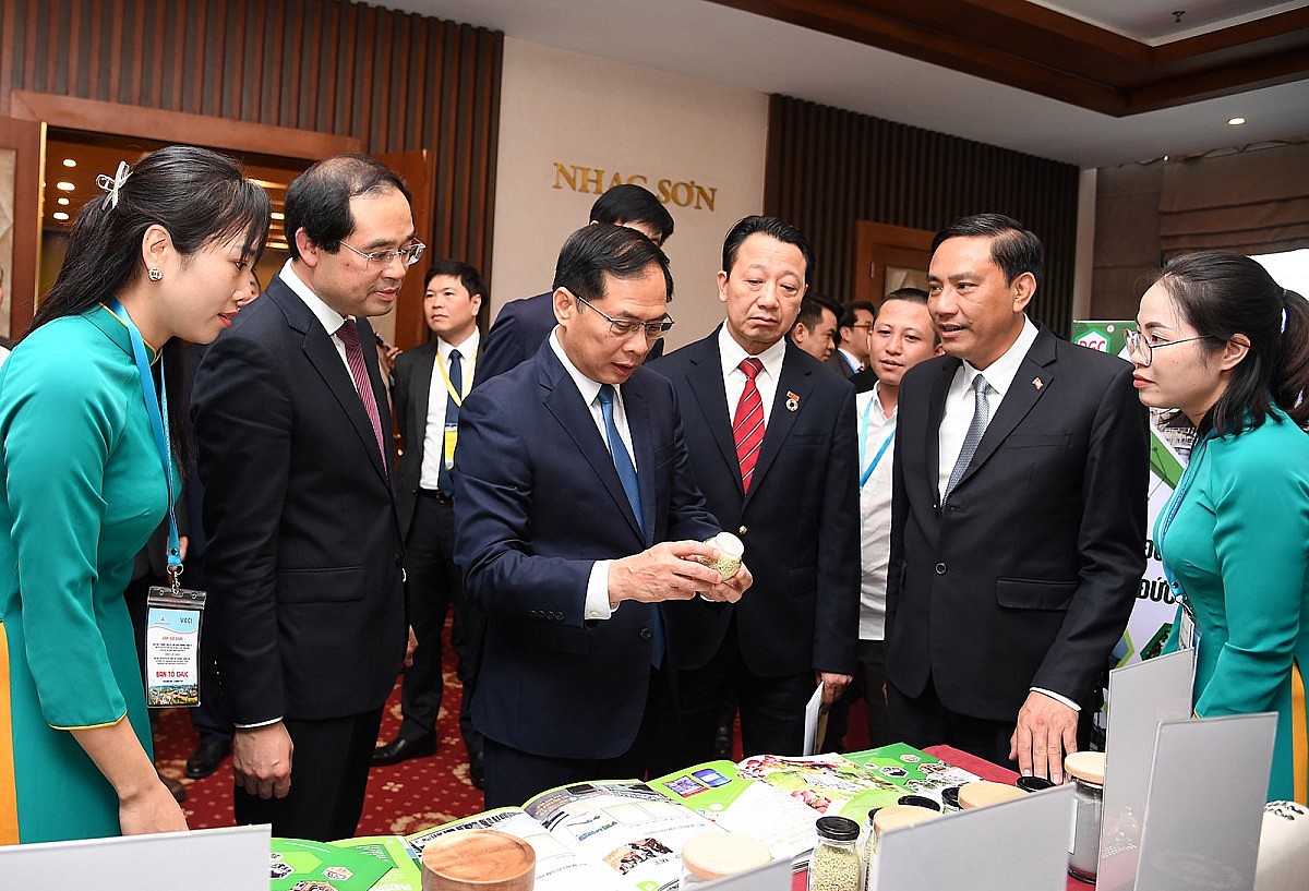 Phó Thủ tướng Bùi Thanh Sơn tham quan gian hàng triển lãm trong khuôn khổ sự kiện - Ảnh: VGP/Hải Minh Phó Thủ tướng Bùi Thanh Sơn tham quan gian hàng triển lãm trong khuôn khổ sự kiện - Ảnh: VGP/Hải Minh