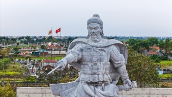 Tượng Đức Thánh Trần và câu chuyện tượng voi in hằn vết đạn tại đền A Sào