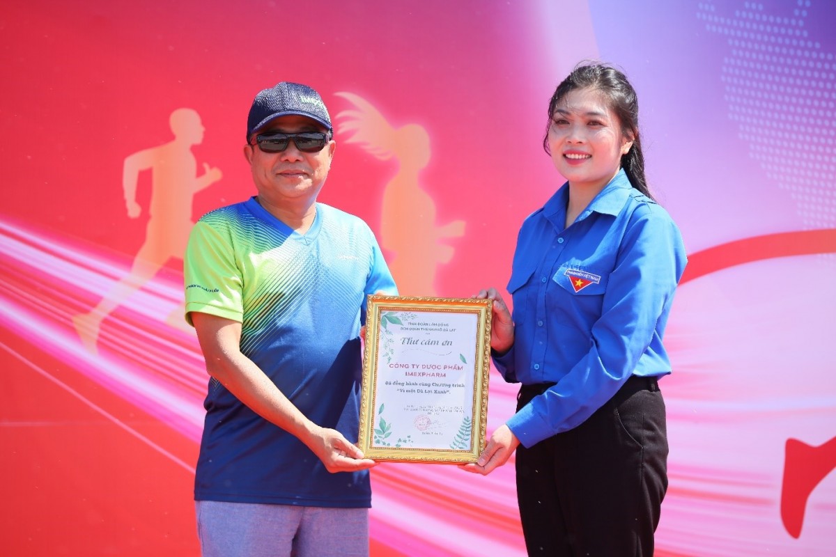 Đại diện Thành Đoàn TP. Đà Lạt (bên phải) trao Thư cảm ơn đến ông Nguyễn An Duy – Phó Tổng Giám đốc Khối Tài chính Imexpharm, tri ân doanh nghiệp đã đồng hành cùng chương trình