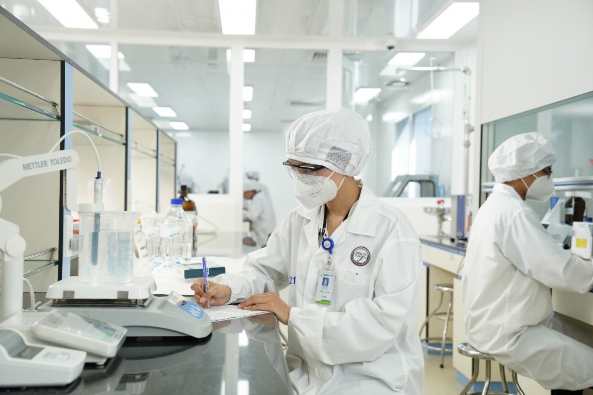 Nhân viên làm việc tại phòng Lab của nhà máy Công nghệ cao IMP4 đạt chuẩn EU-GMP của Imexpharm. Ảnh: Imexpharm Nhân viên làm việc tại phòng Lab của nhà máy Công nghệ cao IMP4 đạt chuẩn EU-GMP của Imexpharm. Ảnh: Imexpharm