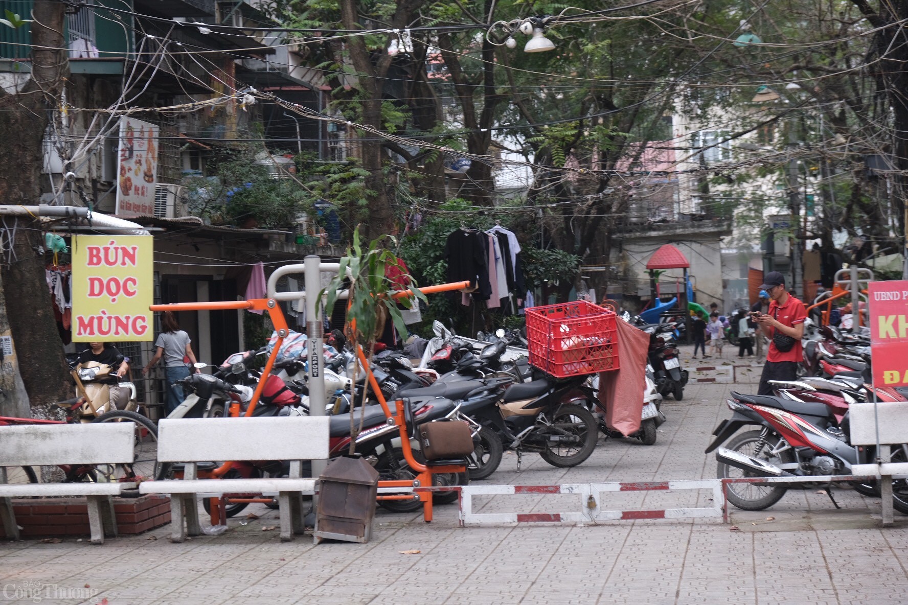 Do lượng người đông, khu vực sân chung là nơi để nhiều xe máy.