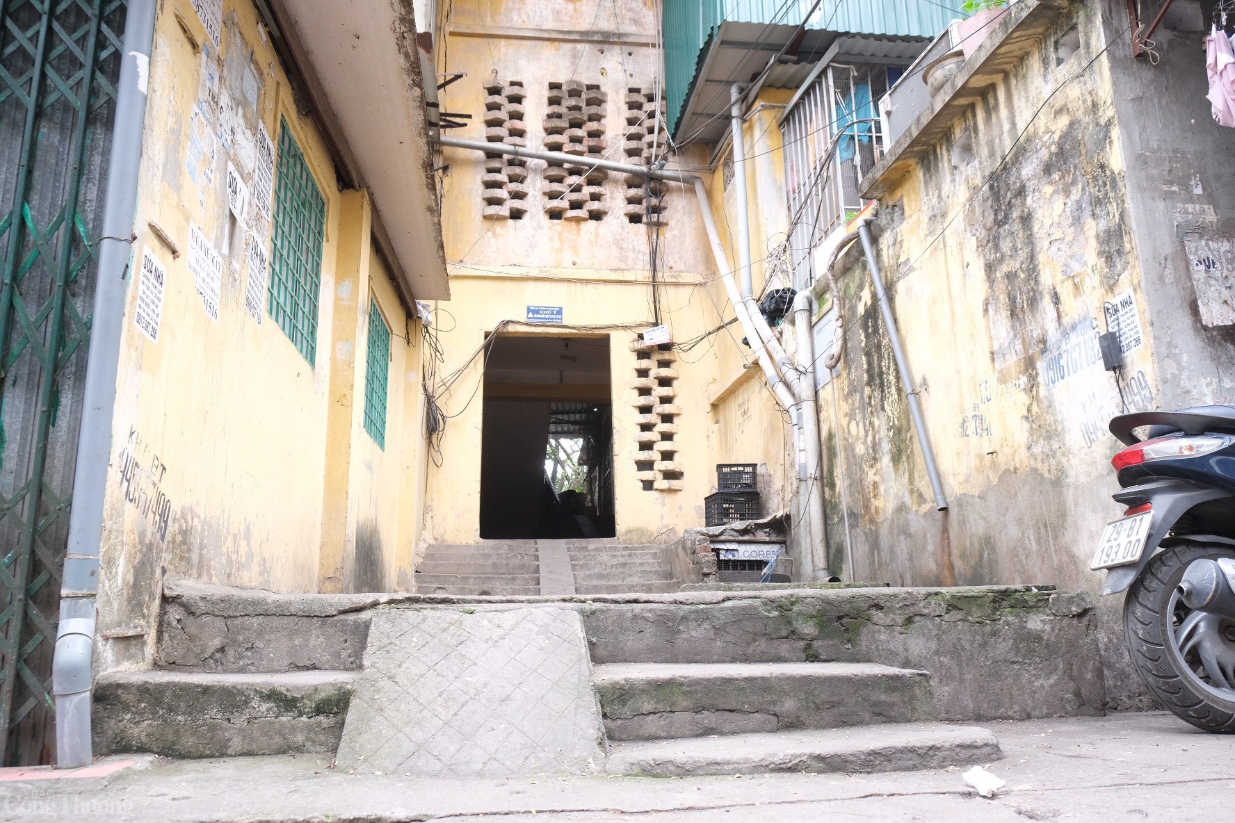 Cùng với đó, người dân tận dụng hành lang để xe máy, phải dắt xe lên tầng cao khiến cho cuộc sống hàng ngày gặp khó khăn. 