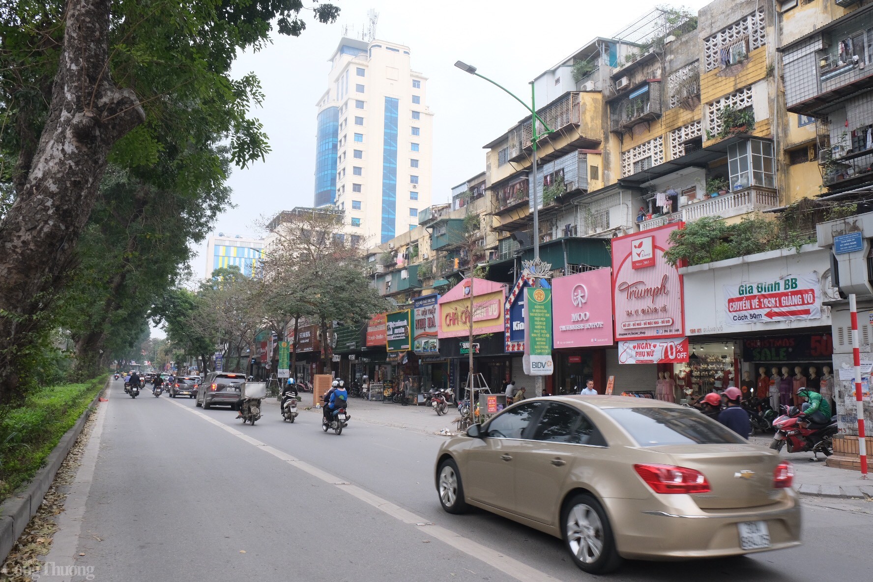 Đối với khu chung cư Giảng Võ, nơi đây hiện tập trung 23 tòa nhà từ 2-5 tầng, xây dựng từ năm 1960-1979. Theo chỉ đạo của UBND TP. Hà Nội, khu vực này sẽ được xây dựng công trình cao tầng gần trục Giảng Võ - Kim Mã.  