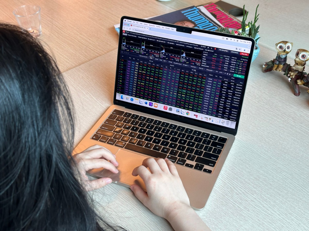 thị trường chứng khoán đang chịu áp lực bán khá mạnh khi VN-Index và VN30 gặp vùng kháng cự đỉnh cũ tháng 5/2022.