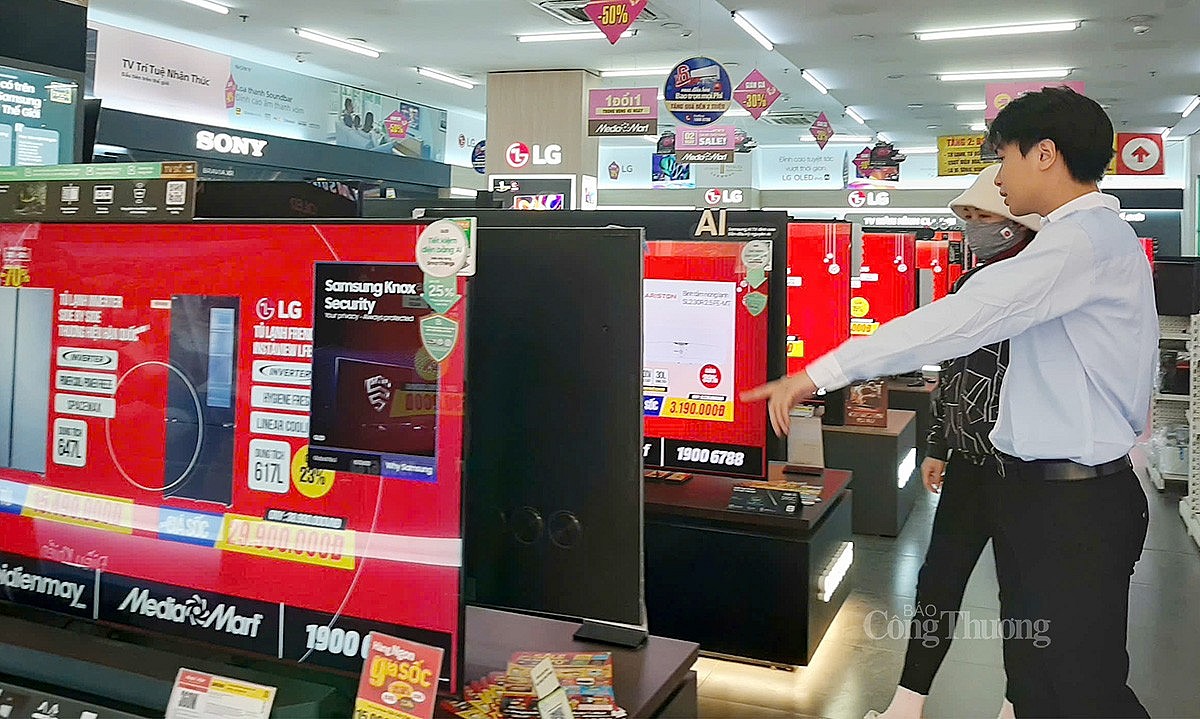 Chị Minh Trang đang đi mua sắm tivi tại siêu thị Media Mart Mỹ Đình (18 Phạm Hùng, Hà Nội). Ảnh: Nguyễn Hạnh
