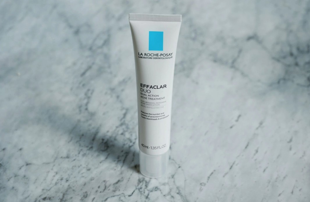 Kem trị mụn Effaclar Duo có chứa benzoyl peroxide, khi tiếp xúc với nhiệt độ cao hoặc tia UV, thành phần này có thể phân hủy thành chất gây ung thư (Ảnh: Byrdie). Kem trị mụn Effaclar Duo có chứa benzoyl peroxide, khi tiếp xúc với nhiệt độ cao hoặc tia UV, thành phần này có thể phân hủy thành chất gây ung thư (Ảnh: Byrdie).