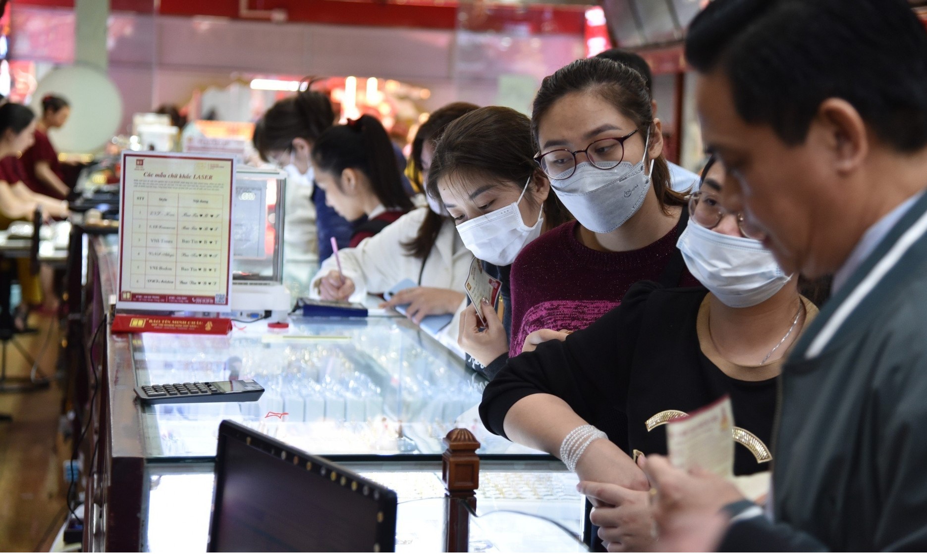 Giá vàng hôm nhảy vọt, người dân chen chân chốt lời