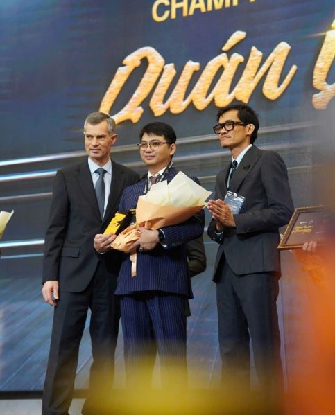 Cuộc tranh tài kịch tính giữa những 'nghệ nhân' đánh giày Cuộc tranh tài kịch tính giữa những 'nghệ nhân' đánh giày