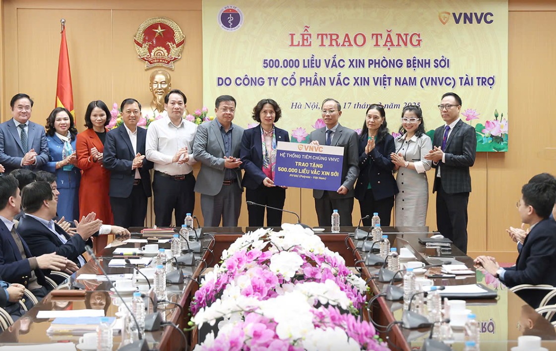 Thứ trưởng Bộ Y tế Nguyễn Thị Liên Hương thay mặt Bộ Y tế nhận biểu trưng 500.000 liều vaccine sởi từ ông Nghiêm Trần Dũng - Phó Giám đốc đối ngoại VNVC. Thứ trưởng Bộ Y tế Nguyễn Thị Liên Hương thay mặt Bộ Y tế nhận biểu trưng 500.000 liều vaccine sởi từ ông Nghiêm Trần Dũng - Phó Giám đốc đối ngoại VNVC.