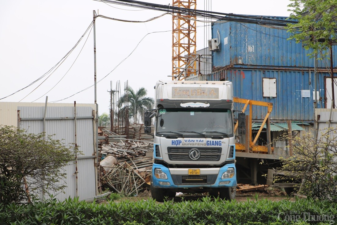 Dự án nhà hơn 6.000 m2 đắp chiếu, ngập trong phế liệu