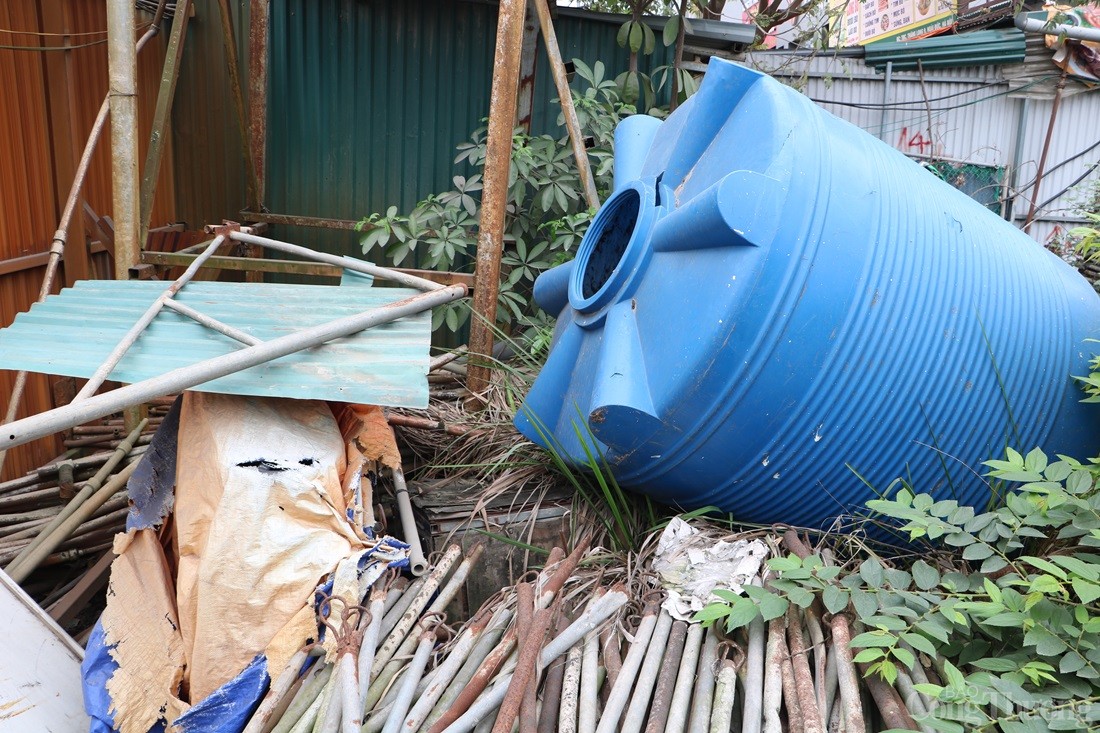 Dự án nhà hơn 6.000 m2 đắp chiếu, ngập trong phế liệu