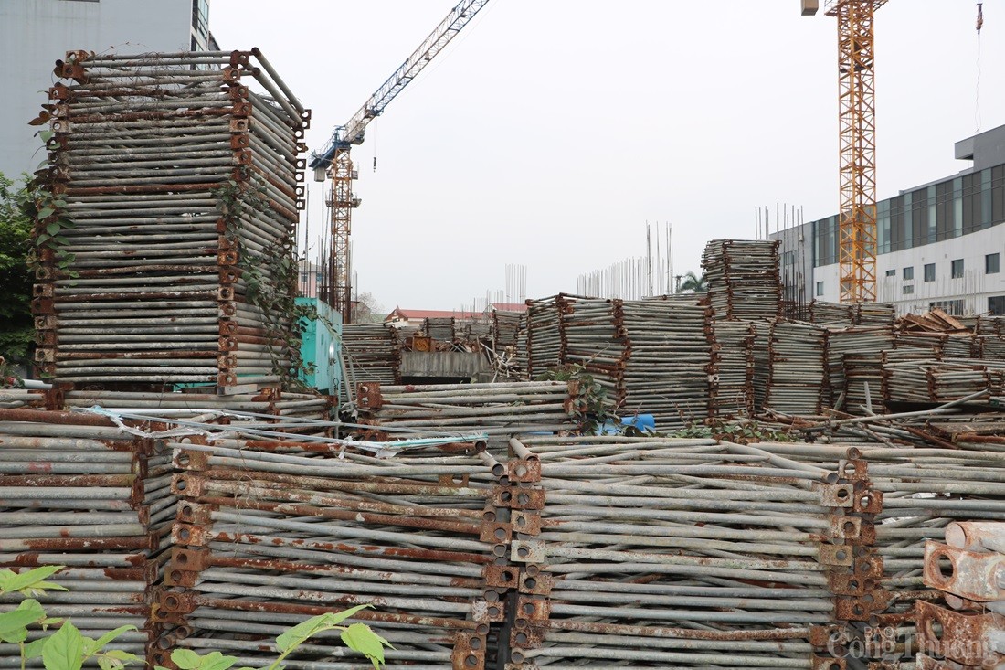 Dự án nhà hơn 6.000 m2 đắp chiếu, ngập trong phế liệu