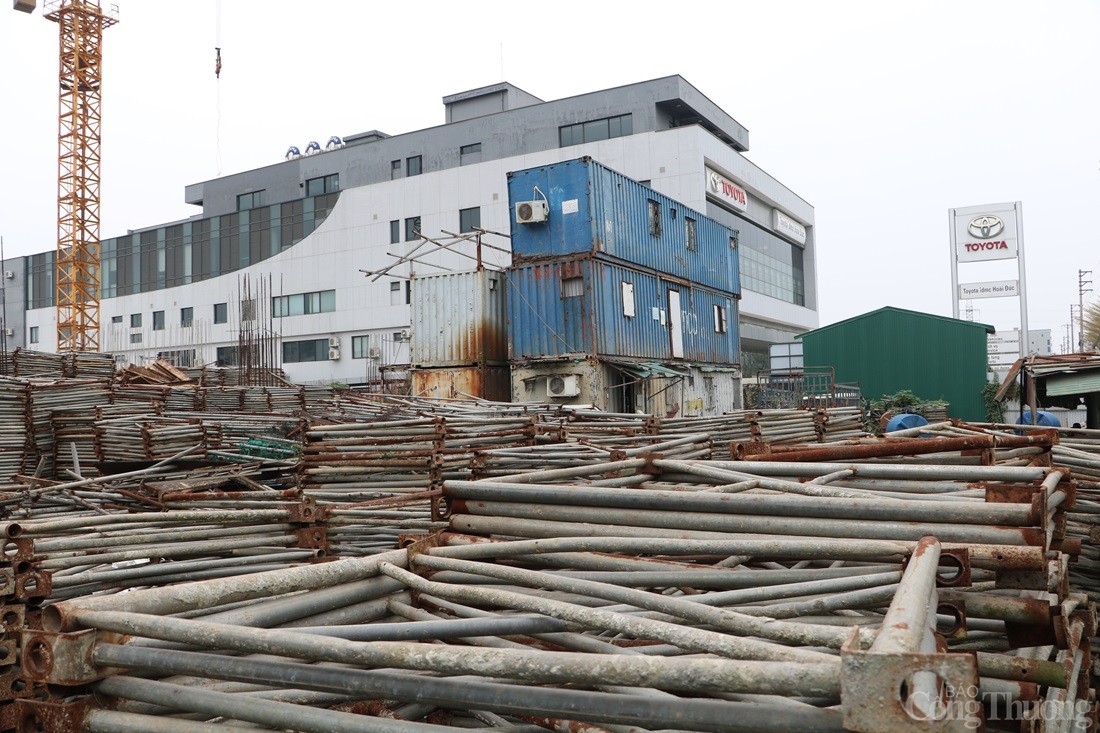 Dự án nhà hơn 6.000 m2 đắp chiếu, ngập trong phế liệu