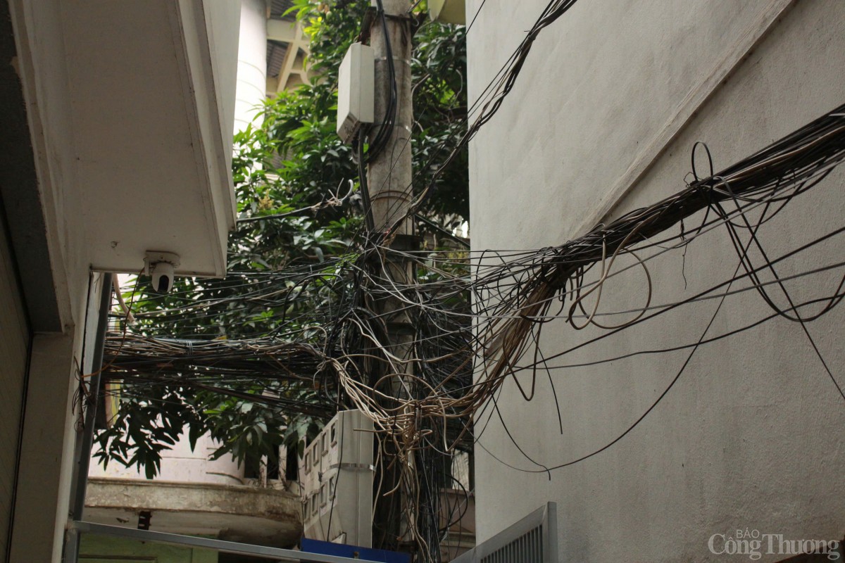 Tình trạng dây điện chằng chịt, xuống cấp trong nhiều khu trọ tiềm ẩn nguy cơ chập cháy, đòi hỏi phải nâng cấp hệ thống điện theo tiêu chuẩn an toàn. Ảnh: Huyền Trang Tình trạng dây điện chằng chịt, xuống cấp trong nhiều khu trọ tiềm ẩn nguy cơ chập cháy, đòi hỏi phải nâng cấp hệ thống điện theo tiêu chuẩn an toàn. Ảnh: Huyền Trang