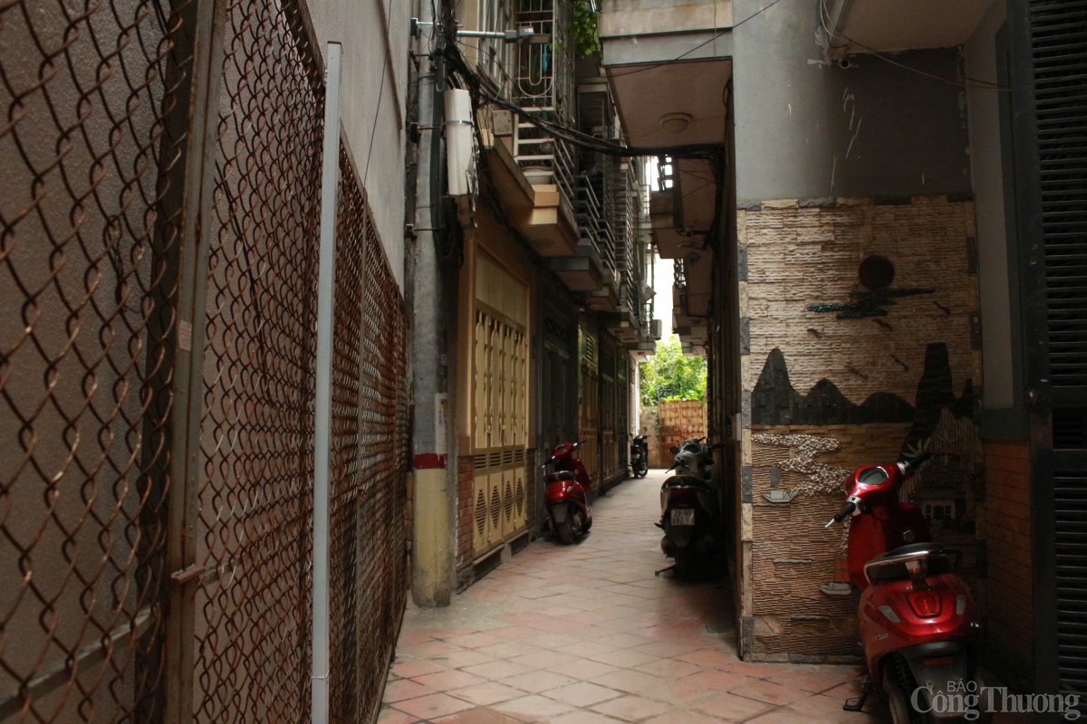 Theo hướng dẫn kỹ thuật của UBND Thành phố Hà Nội, mỗi phòng trọ cần có ít nhất một aptomat để ngắt điện khi có sự cố. Ảnh: Huyền Trang Theo hướng dẫn kỹ thuật của UBND Thành phố Hà Nội, mỗi phòng trọ cần có ít nhất một aptomat để ngắt điện khi có sự cố. Ảnh: Huyền Trang