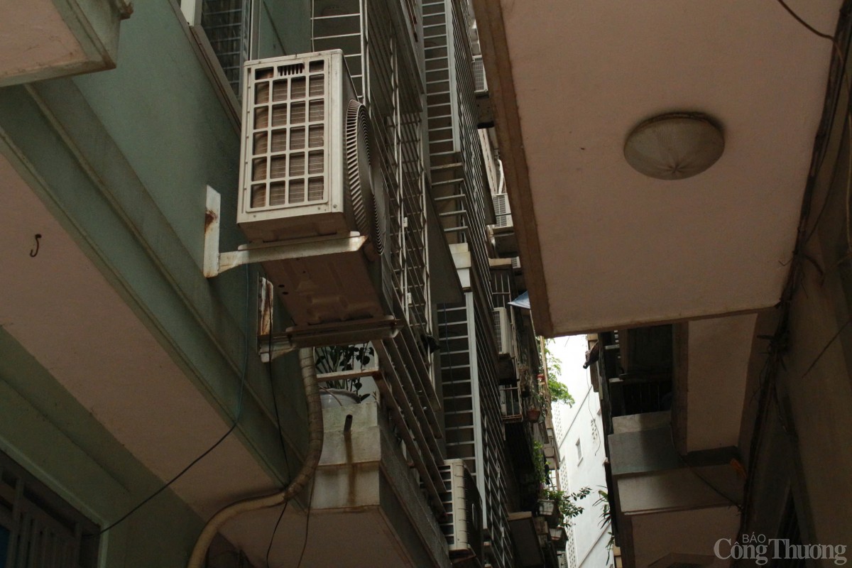 Nhiều nhà trọ vẫn còn lắp đặt lưới sắt cố định, gây cản trở lối thoát hiểm khi xảy ra sự cố cháy nổ. Ảnh: Huyền Trang Nhiều nhà trọ vẫn còn lắp đặt lưới sắt cố định, gây cản trở lối thoát hiểm khi xảy ra sự cố cháy nổ. Ảnh: Huyền Trang