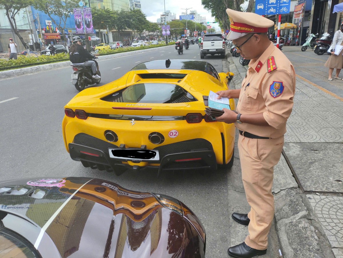 Dàn siêu xe vượt đèn đỏ tại thành phố Đà Nẵng bị xử phạt 167 triệu đồng, tạm giữ 11 giấy phép lái xe