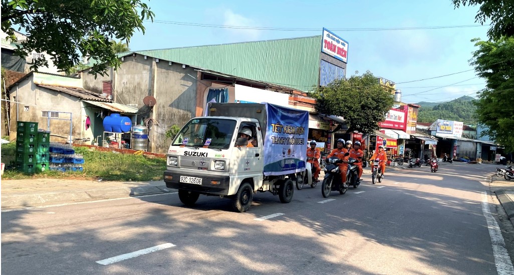 Ra quân tuyên truyền hưởng ứng chiến dịch Giờ Trái đất (Ảnh: Hoàng Phượng) Ra quân tuyên truyền hưởng ứng chiến dịch Giờ Trái đất (Ảnh: Hoàng Phượng)