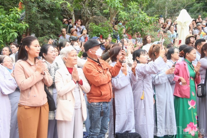 Đông đảo người dân và Phật tử tham dự nghi lễ trong không khí trang nghiêm tại chùa Quán Thế Âm