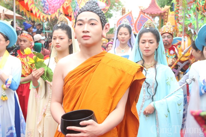 Hóa trang tái hiện hình ảnh Đức Phật Thích Ca và các nhân vật hộ pháp 