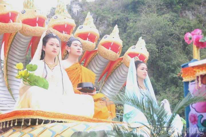 Hình ảnh Đức Phật Thích Ca uy nghi ngồi trên tòa sen 