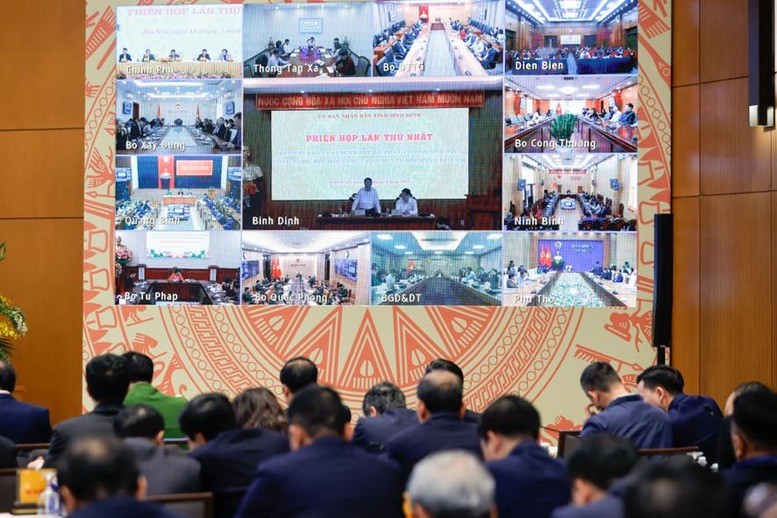 Chủ tịch UBND Bình Định Phạm Anh Tuấn báo cáo về việc xây dựng chính quyền không giấy tờ - Ảnh: VGP/Nhật Bắc Chủ tịch UBND Bình Định Phạm Anh Tuấn báo cáo về việc xây dựng chính quyền không giấy tờ - Ảnh: VGP/Nhật Bắc