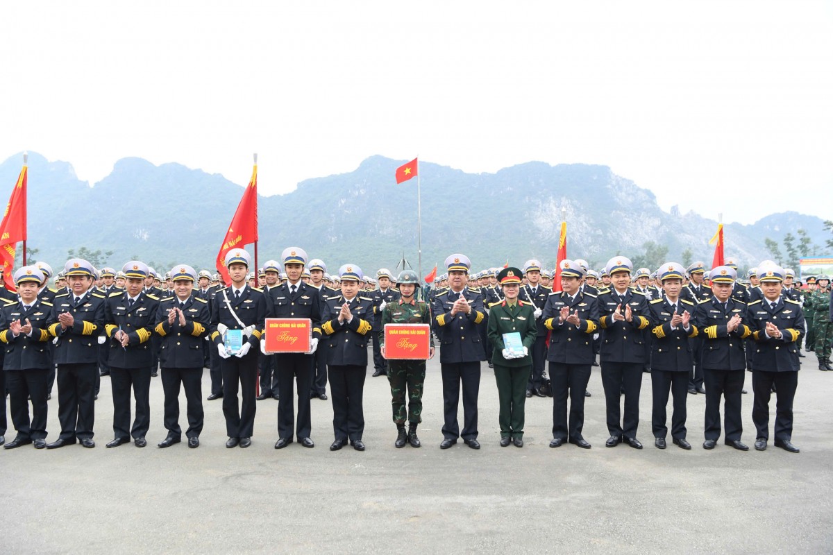 Phó Đô đốc Trần Thanh Nghiêm, Tư lệnh Hải quân tặng quà động viên bộ đội