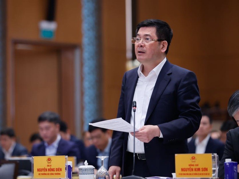 Bộ trưởng Bộ Công Thương Nguyễn Hồng Diên báo cáo về nội dung phát triển điện - Ảnh: VGP/Nhật Bắc Bộ trưởng Bộ Công Thương Nguyễn Hồng Diên báo cáo về nội dung phát triển điện - Ảnh: VGP/Nhật Bắc