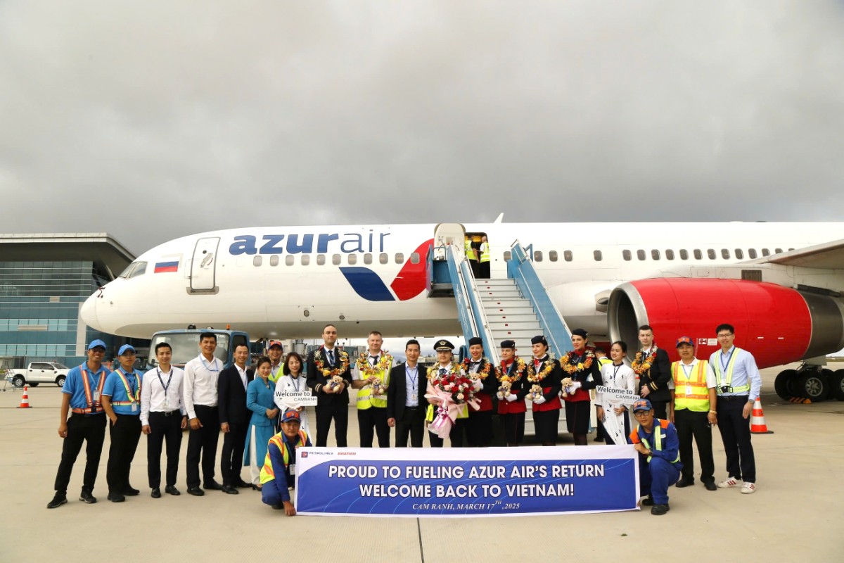 Đoàn công tác của Công ty do Phó Tổng Giám đốc Lương Hồ Anh làm trưởng đoàn tặng hoa cho tổ bay và chụp ảnh lưu niệm tại chương trình