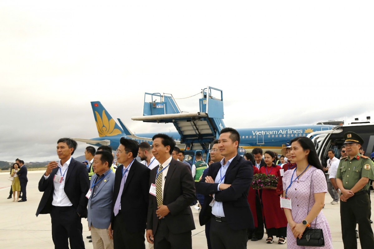 Phó Chủ tịch UBND tỉnh Khánh Hòa Đinh Văn Thiệu, Phó Tổng Giám đốc Petrolimex Aviation Lương Hồ Anh cùng lãnh đạo các đơn vị có liên quan chào đón chuyến bay đầu tiên từ Nga tới Việt Nam sau gần 3 năm gián đoạn