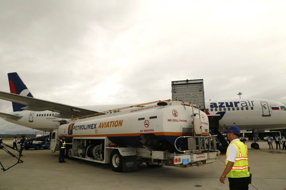 Xe tra nạp của Petrolimex Aviation thực hiện cung cấp nhiên liệu cho tàu bay của Azur Air