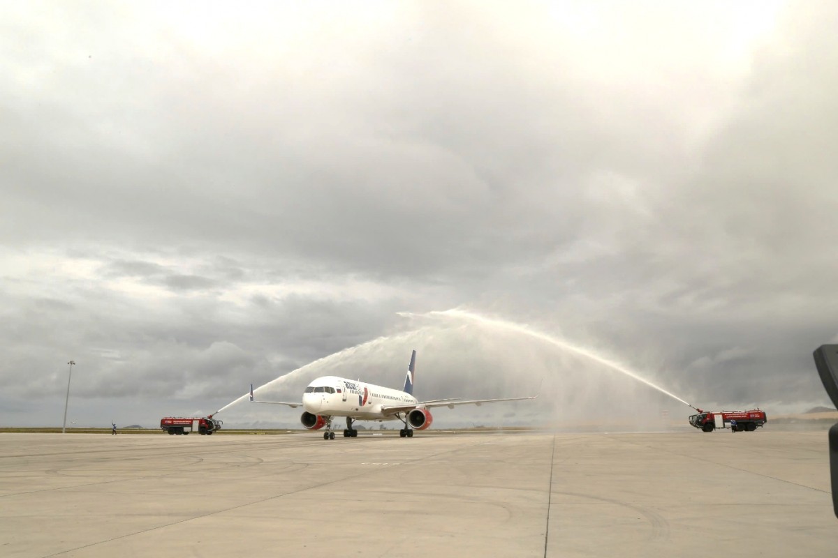 Nghi thức chào đón tàu bay của Azur Air hạ cánh an toàn tại Cảng HKQT Cam Ranh vào ngày 17/03/2025
