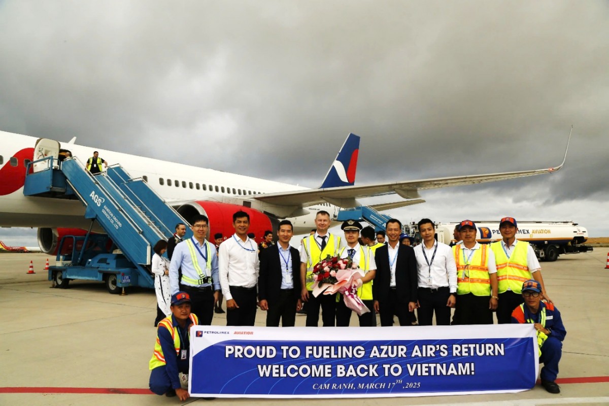 Đoàn công tác của Petrolimex Aviation chụp ảnh lưu niệm cùng cơ trưởng của chuyến bay