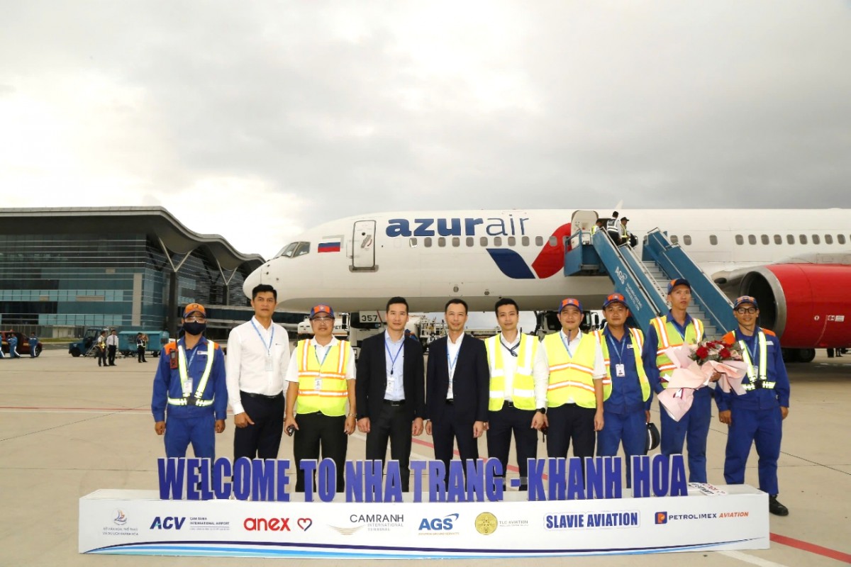 Đoàn công tác của Công ty chụp ảnh lưu niệm với nhân viên trực tiếp thực hiện công tác tra nạp