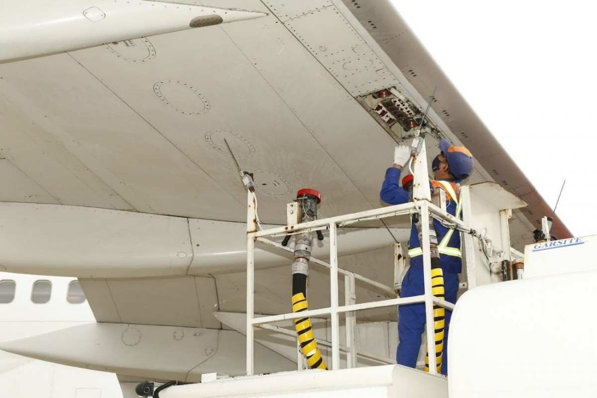 Nhân viên tra nạp của Petrolimex Aviation thực hiện công tác tiếp nhiên liệu cho tàu bay