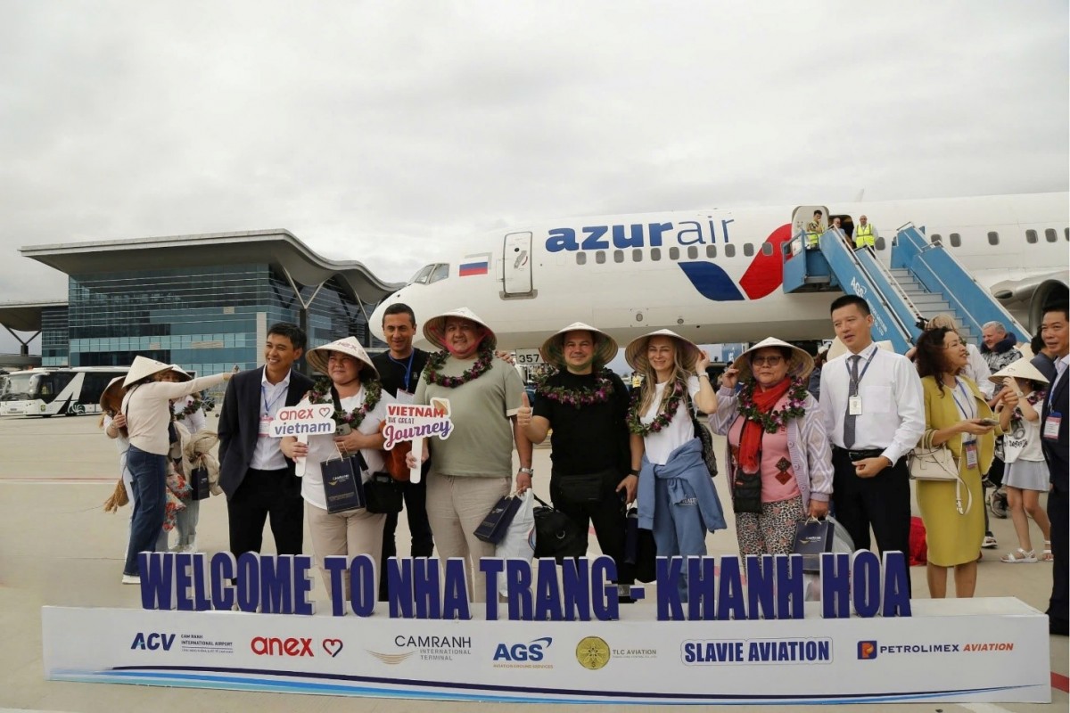 Các du khách tươi cười khi đặt chân tới sân bay quốc tế Cam Ranh