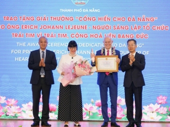 Giáo sư người Đức nhận giải thưởng ''Cống hiến cho Đà Nẵng''