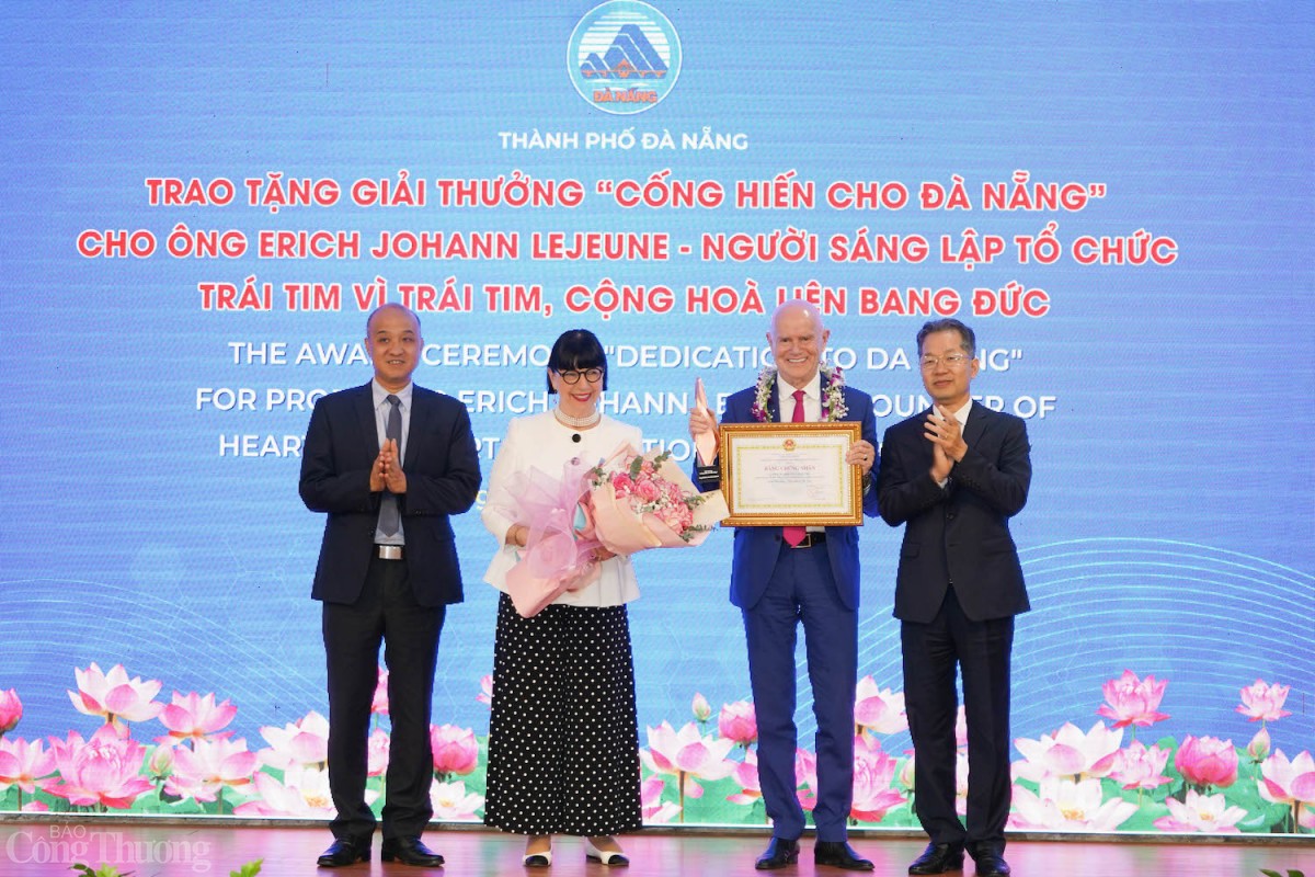 Giáo sư Erich Johann Lejeune – Người sáng lập Tổ chức “Trái tim vì trái tim” được trao tặng Giải thưởng “Cống hiến cho Đà Nẵng” vì đóng góp đặc biệt cho TP. Đà Nẵng