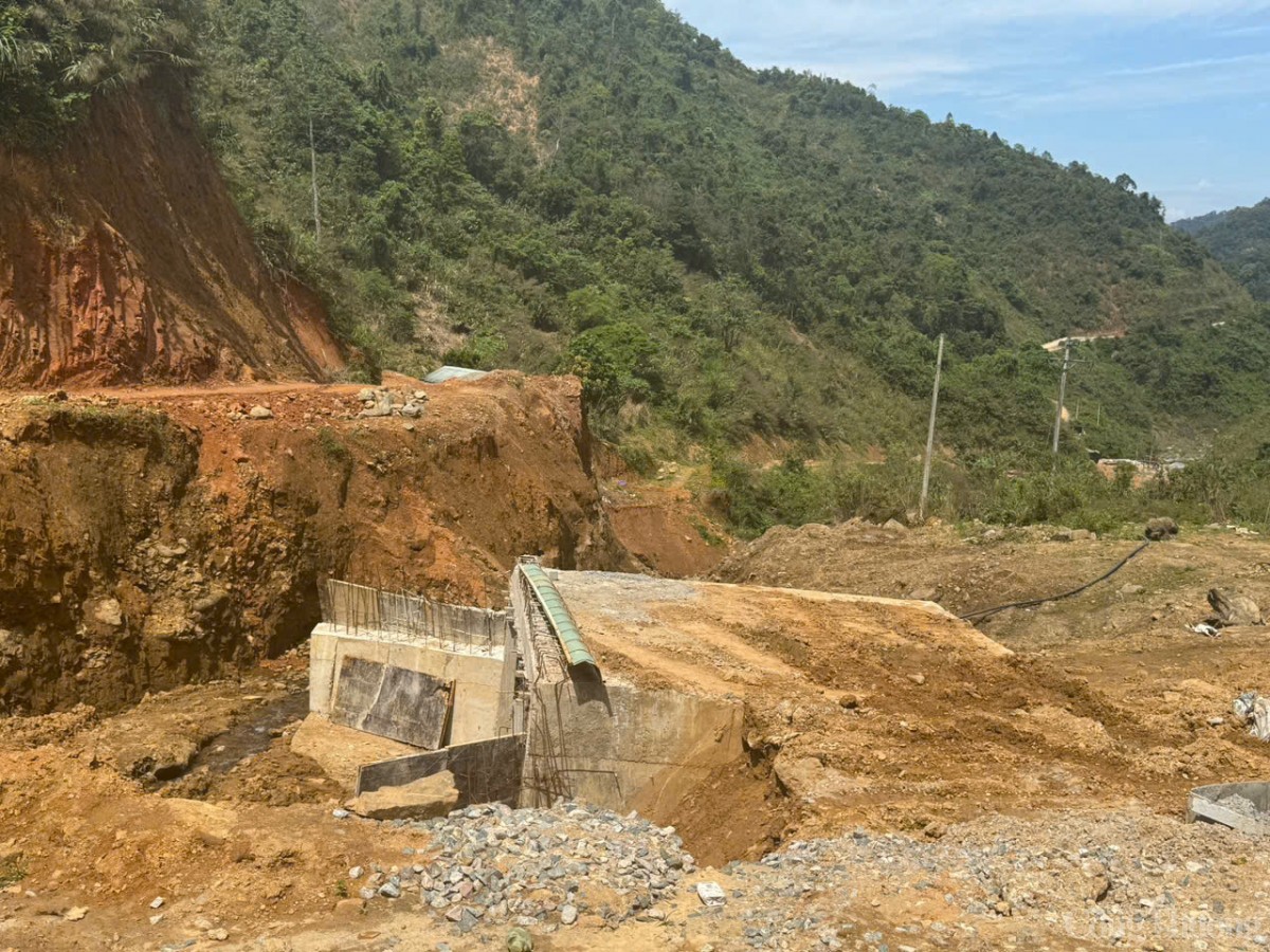 Sau 4 năm thi công, các tuyến đường liên xã huyện Phước Sơn (tỉnh Quảng Nam) vẫn dang dở Sau 4 năm thi công, các tuyến đường liên xã huyện Phước Sơn (tỉnh Quảng Nam) vẫn dang dở