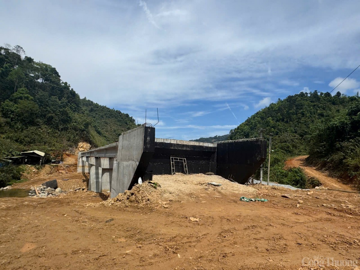 Các hạng mục thi công vẫn chưa được hoàn thiện khiến cho việc đi lại của người dân nơi đây gặp nhiều khó khăn Các hạng mục thi công vẫn chưa được hoàn thiện khiến cho việc đi lại của người dân nơi đây gặp nhiều khó khăn