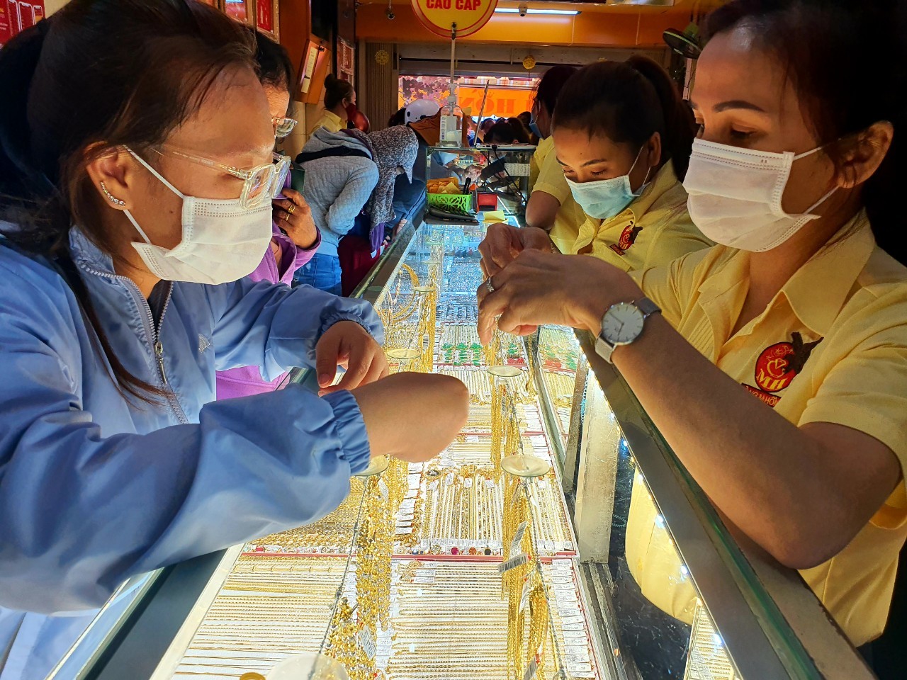 Giá vàng hôm nay tăng sát 100 triệu đồng, có nên bán