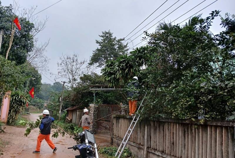 Công nhân Điện lực Tuyên Hóa, PC Quảng Bình phát quang hành lang lưới điện Công nhân Điện lực Tuyên Hóa, PC Quảng Bình phát quang hành lang lưới điện